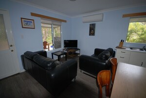 基础公寓 (Three) | 起居区 | 平板电视、壁炉、DVD 播放器