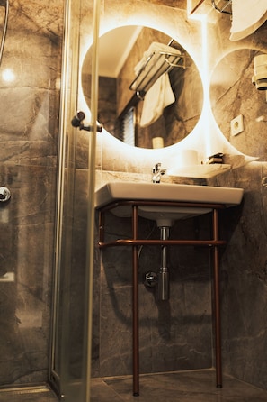 Douche, articles de toilette gratuits, chaussons, serviettes fournies