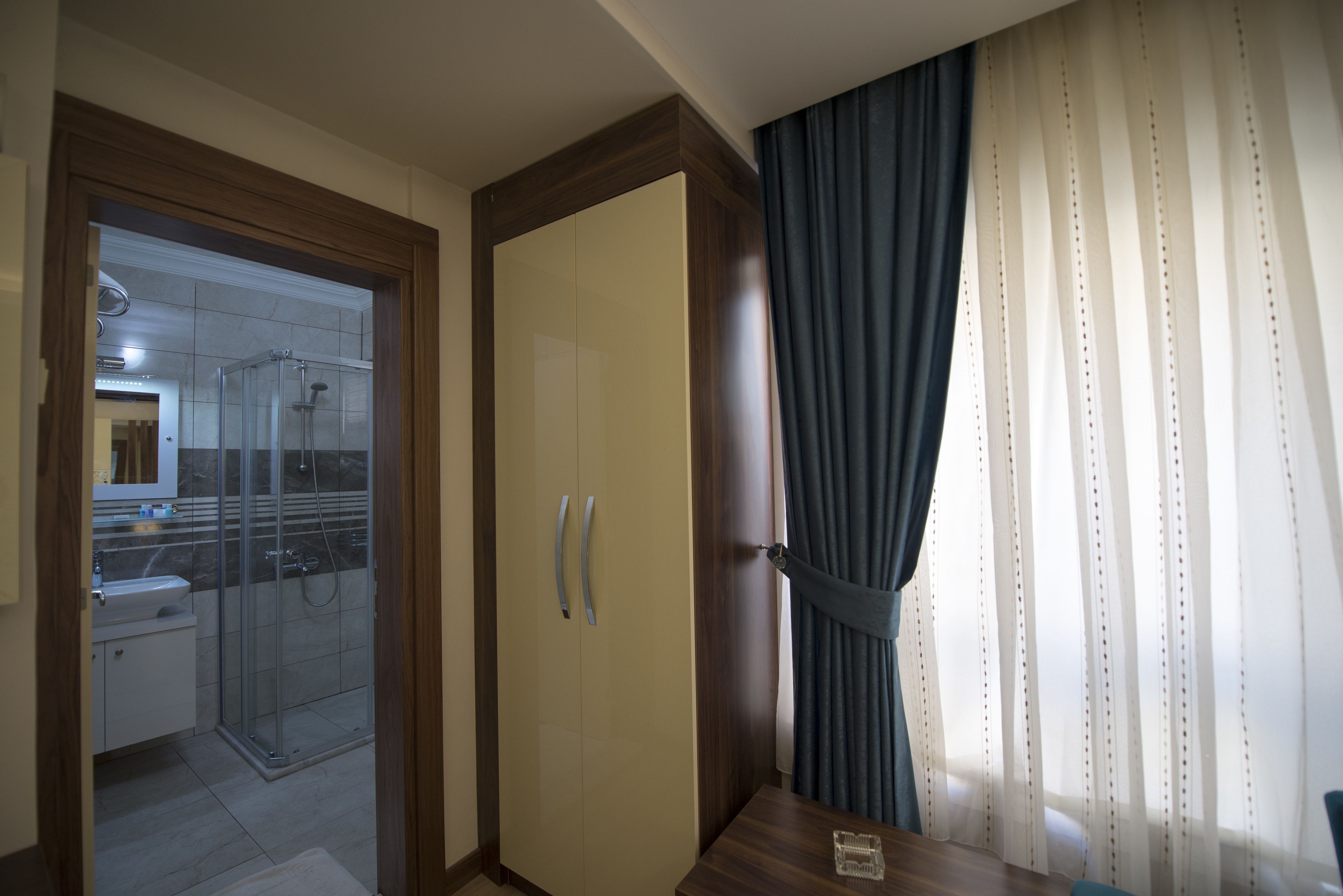 standard double room | bathroom amenities | shower, free toiletries, slippers, towels