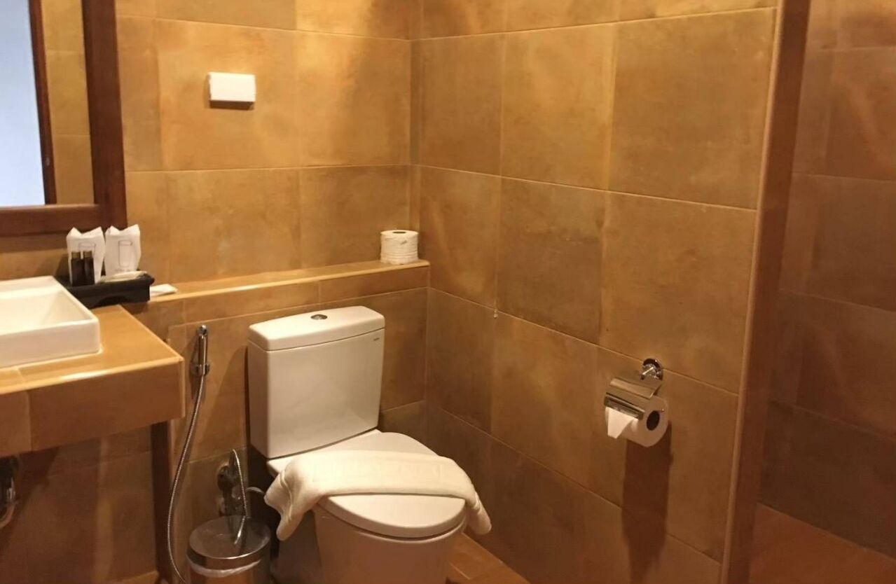 Un baño pequeño y moderno con inodoro, bidé y lavamanos.