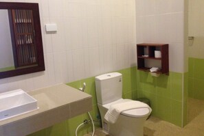 Classic Double or Twin Room | Bathroom | Shower, free toiletries, hair dryer, slippers