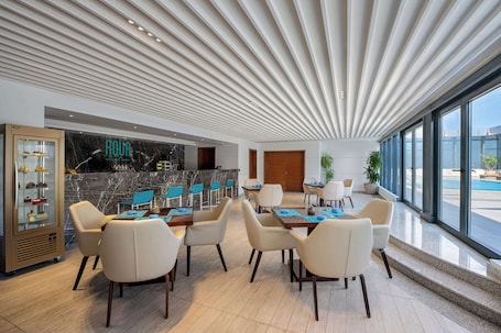 3 restaurantes; se sirve desayuno, almuerzo y cena; cocina internacional