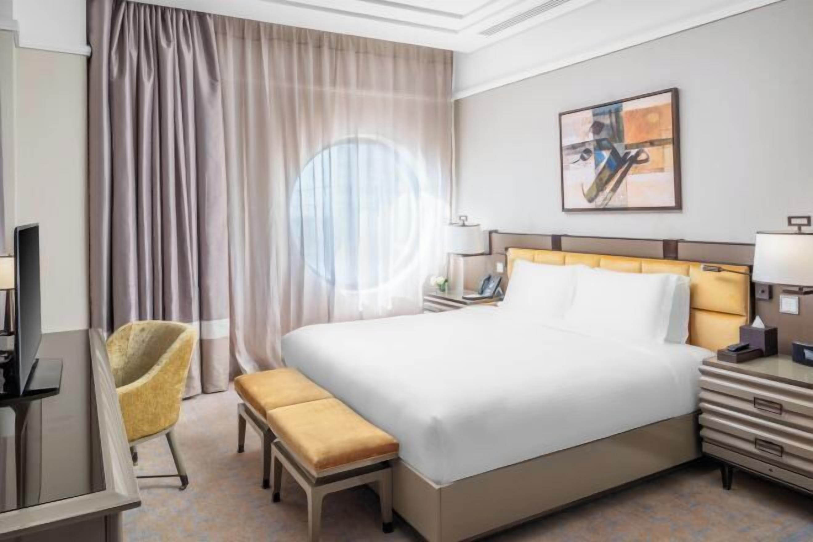 Ropa de cama de alta calidad, camas con pillow-top y minibar 