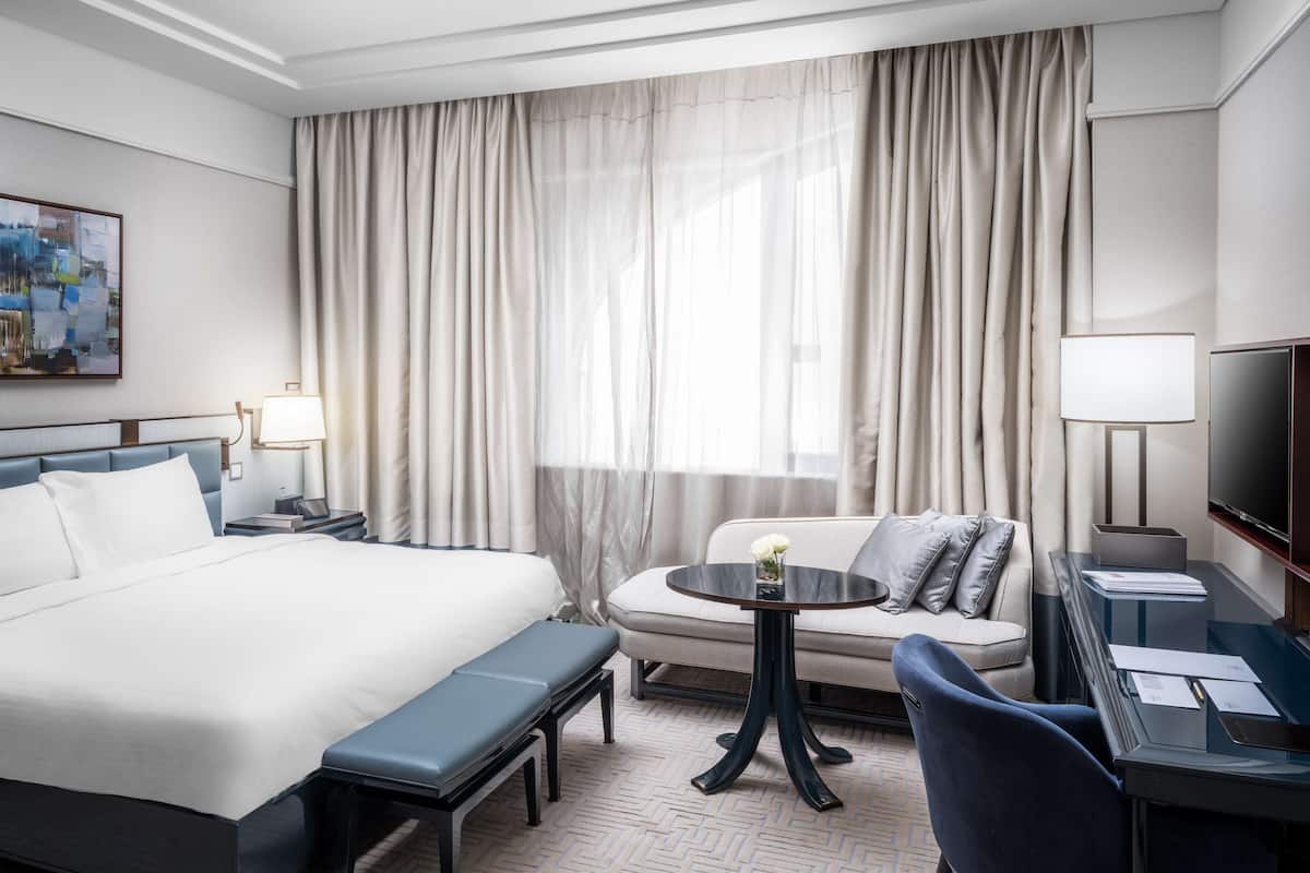 Roupas de cama premium, camas com colchões pillow-top, frigobar