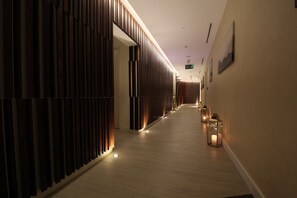 Hallway - The Hotel Galleria Jeddah, Curio Collection by Hilton (Jeddah)