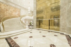 Interior entrance - The Hotel Galleria Jeddah, Curio Collection by Hilton (Jeddah)