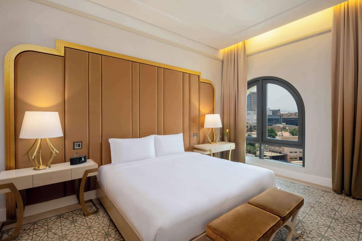 Suite, 1 King-Bett (Ambassador) | Hochwertige Bettwaren, Pillowtop-Betten, Minibar, Zimmersafe