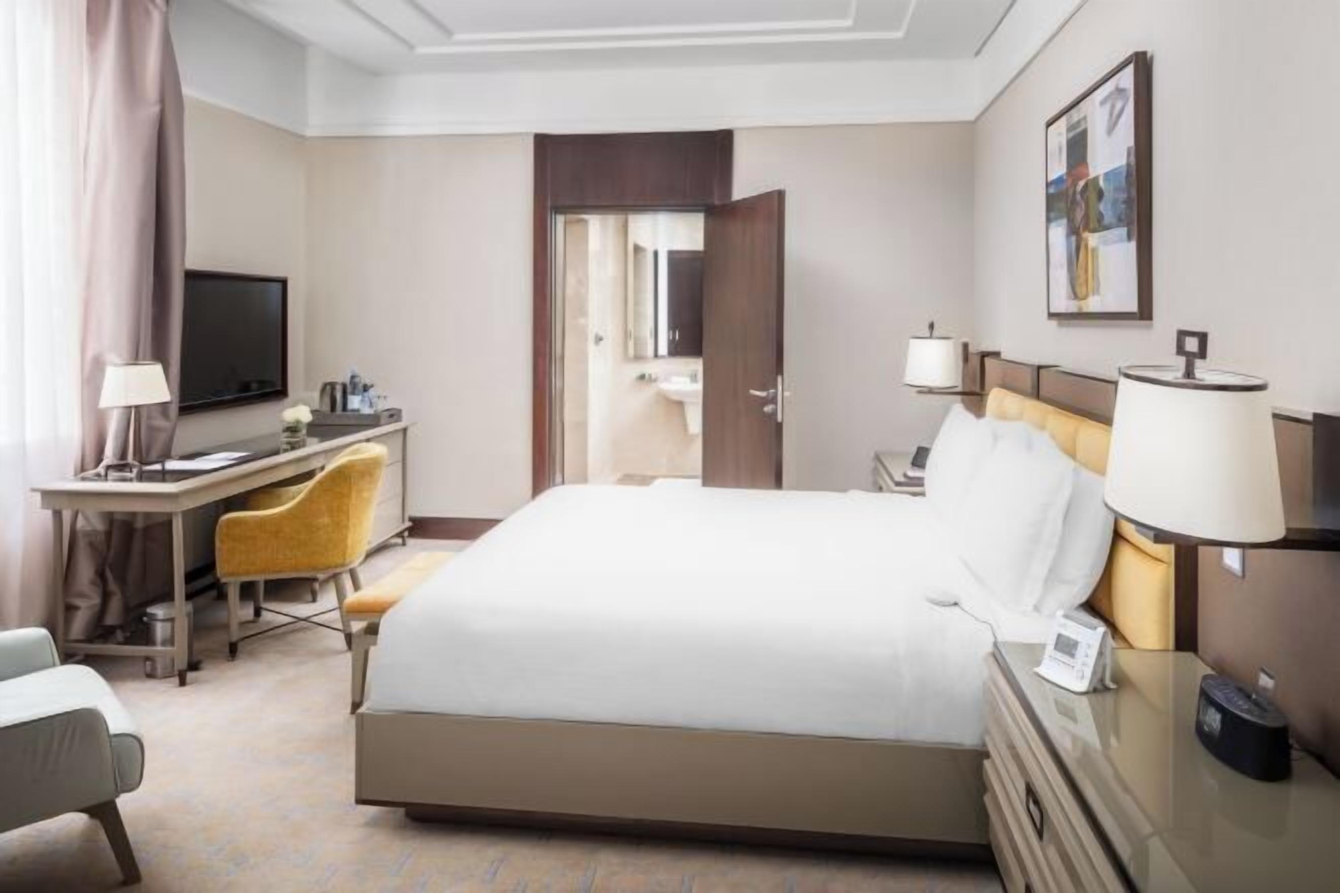 Ropa de cama de alta calidad, camas con pillow-top y minibar 