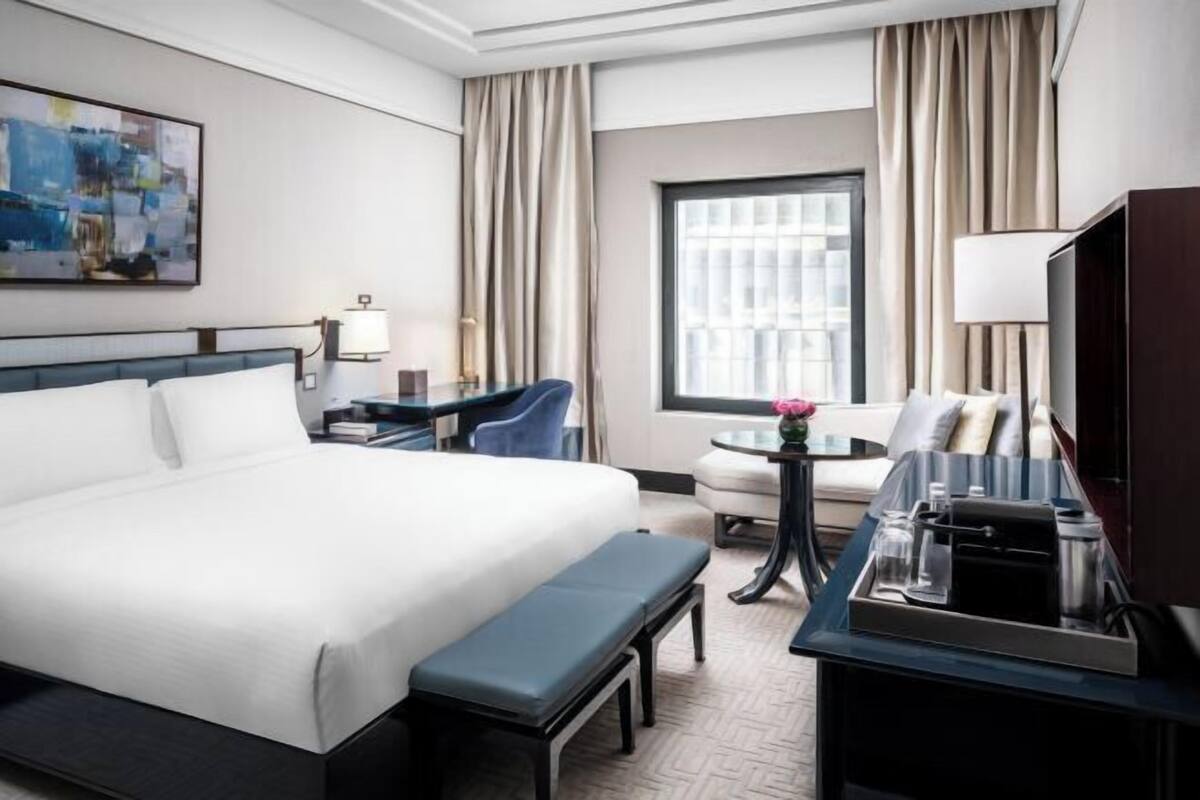 Luxe beddengoed, pillowtop-bedden, een minibar, een kluis op de kamer