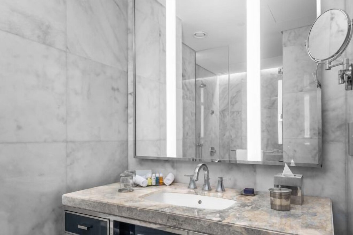 Deep soaking tub, free toiletries, hair dryer, bathrobes