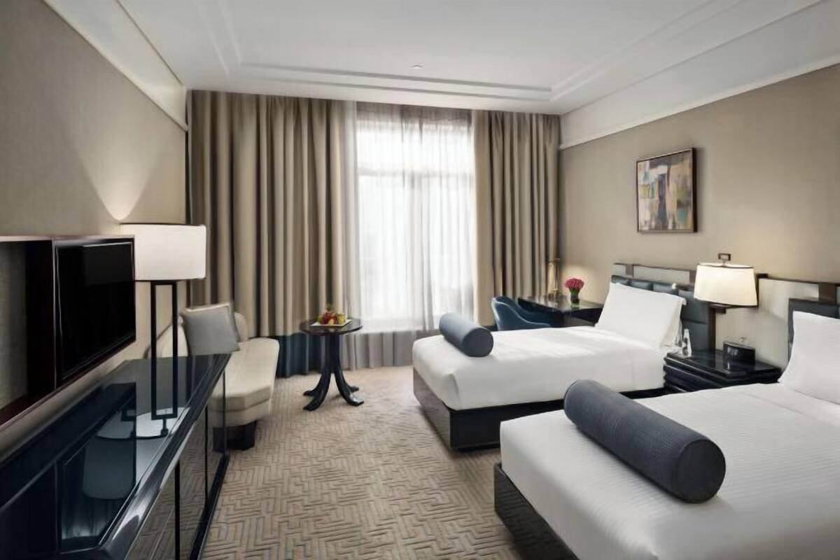 Luxe beddengoed, pillowtop-bedden, een minibar, een kluis op de kamer