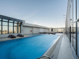 Una piscina al aire libre de temporada