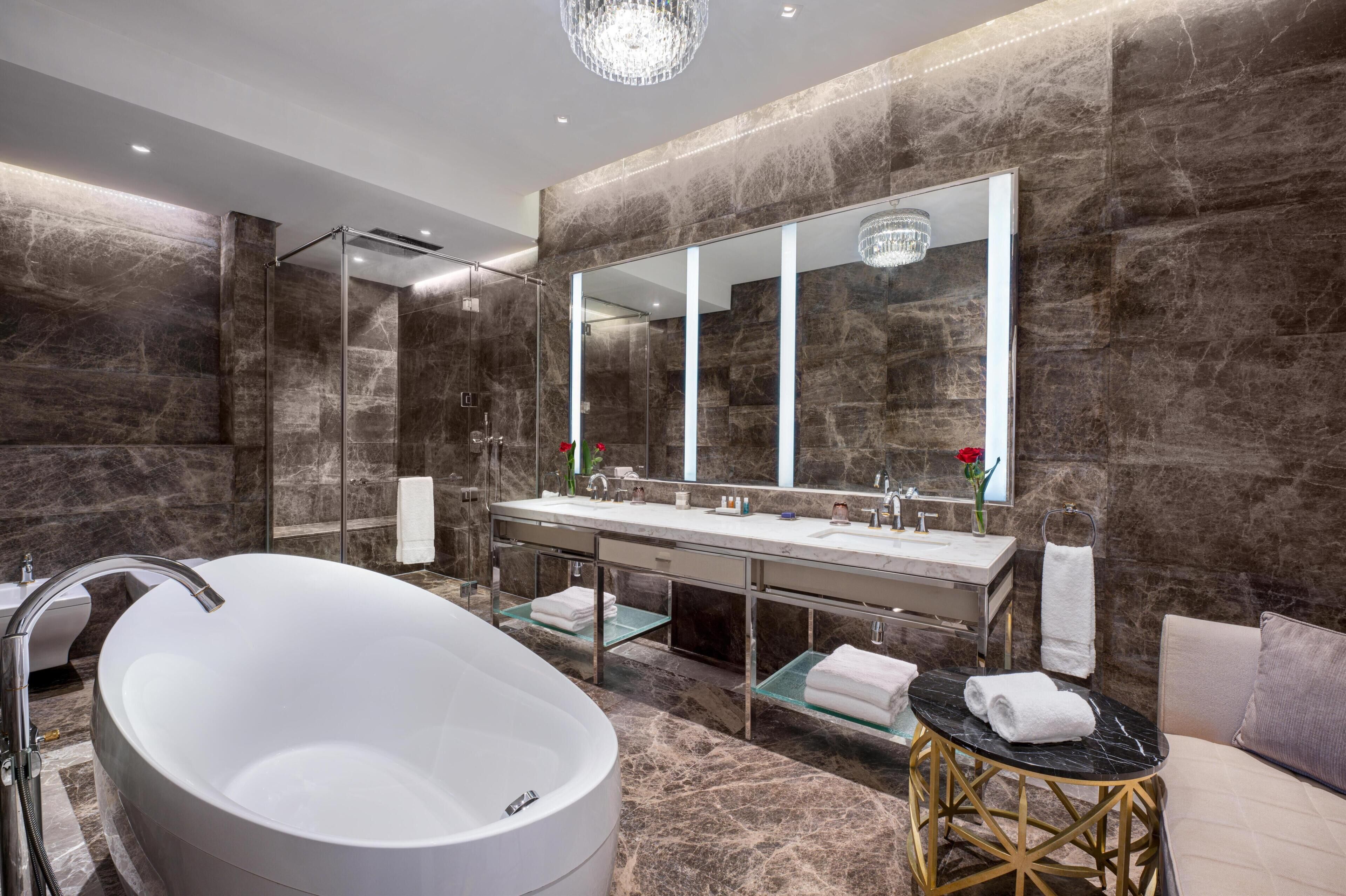 Bañera profunda, artículos de tocador gratuitos, secador de pelo, batas