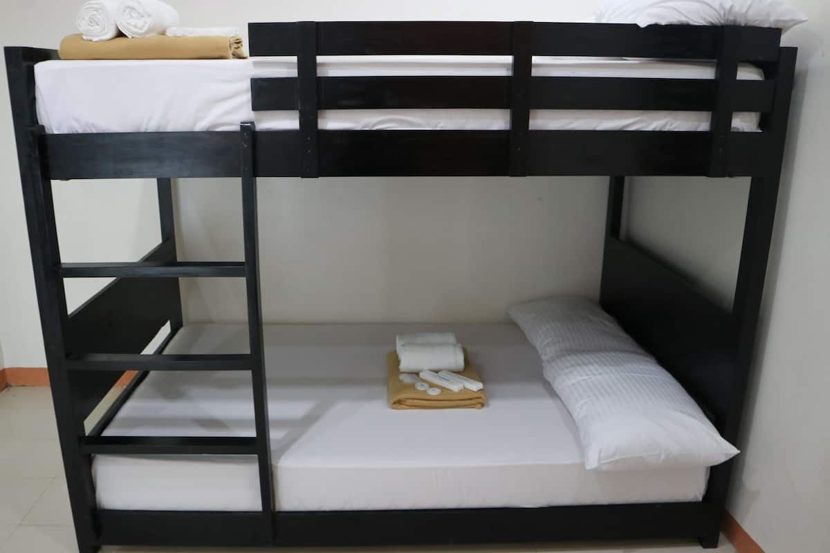 Iron/ironing board, bed sheets