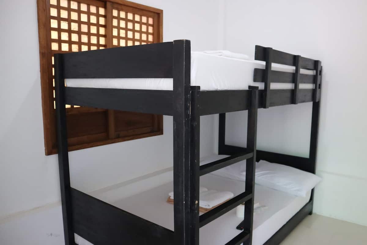 Iron/ironing board, bed sheets
