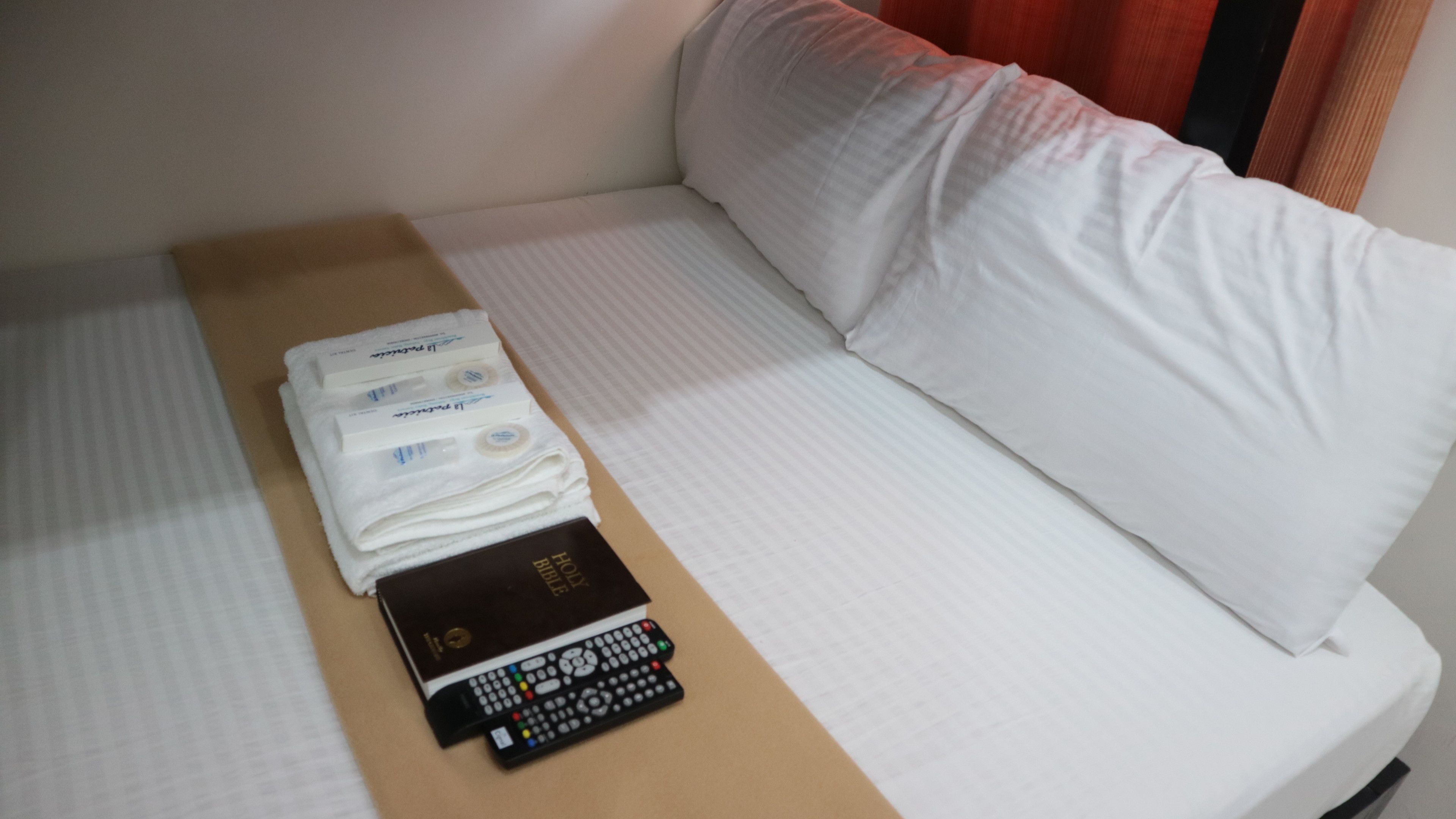 Iron/ironing board, bed sheets