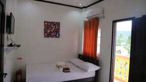 Iron/ironing board, bed sheets - La Patricia de Baler (Baler)