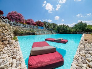 2 piscine all'aperto, una piscina in terrazza