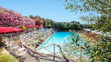 2 outdoor pools, a rooftop pool