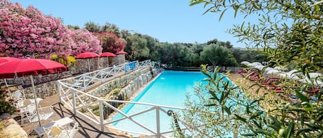 2 outdoor pools, a rooftop pool