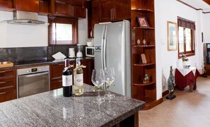 ลักซ์ชัวรี่วิลล่า (Paradise Samui 2) | ครัวส่วนตัว | ตู้เย็นขนาดใหญ่, ไมโครเวฟ, เตาอบ, เตาประกอบอาหาร