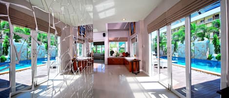 Luxury-Villa (Paradise Samui 1) | Wohnbereich | 42-Zoll-LED-Fernseher mit Kabelempfang, Fernseher, DVD-Player