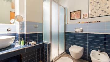 Shower, hydromassage showerhead, free toiletries, hair dryer