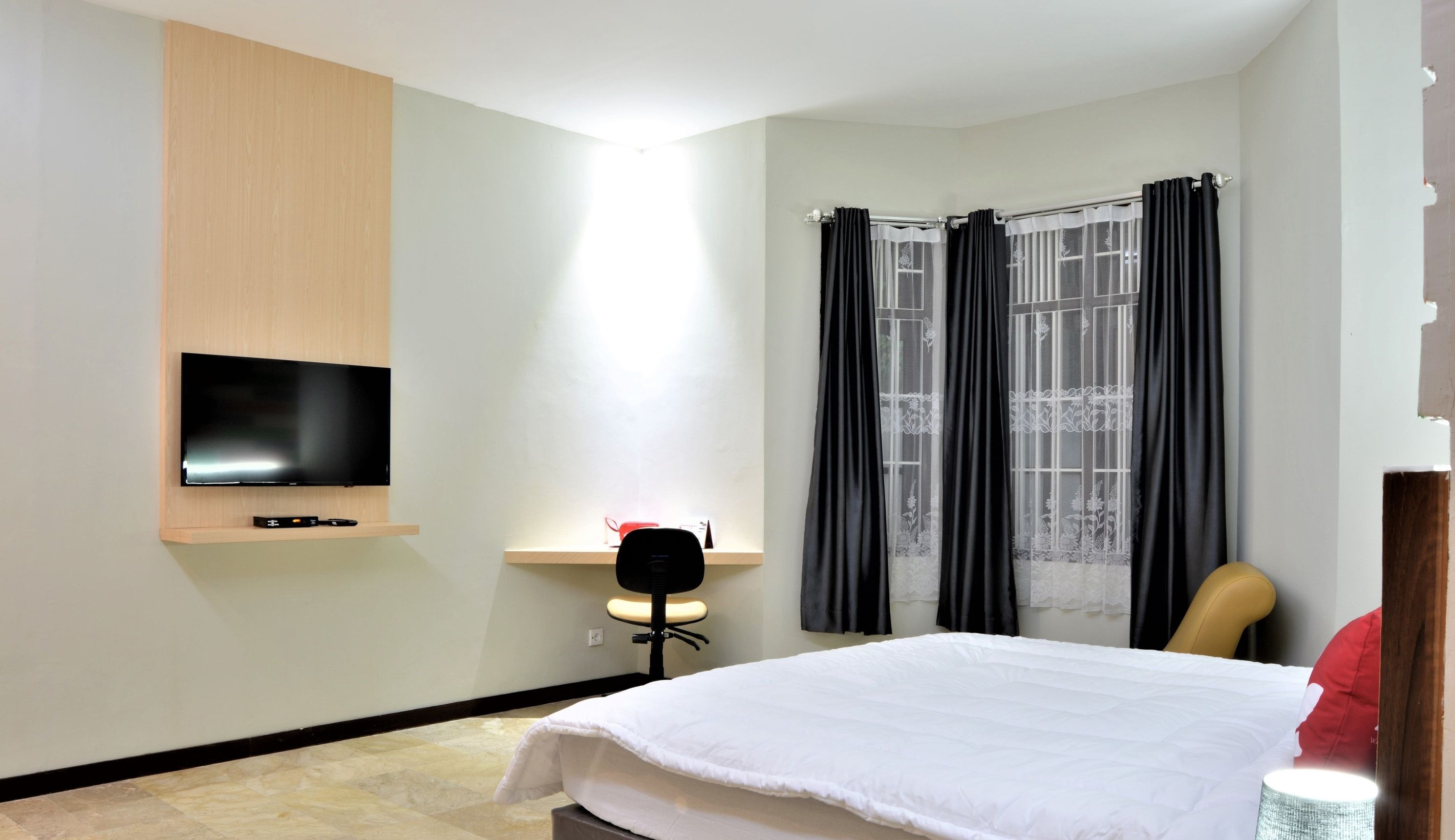 Suite | Desk, free WiFi