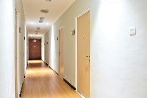 Hallway - ZEN Rooms Fatmawati (Jakarta)