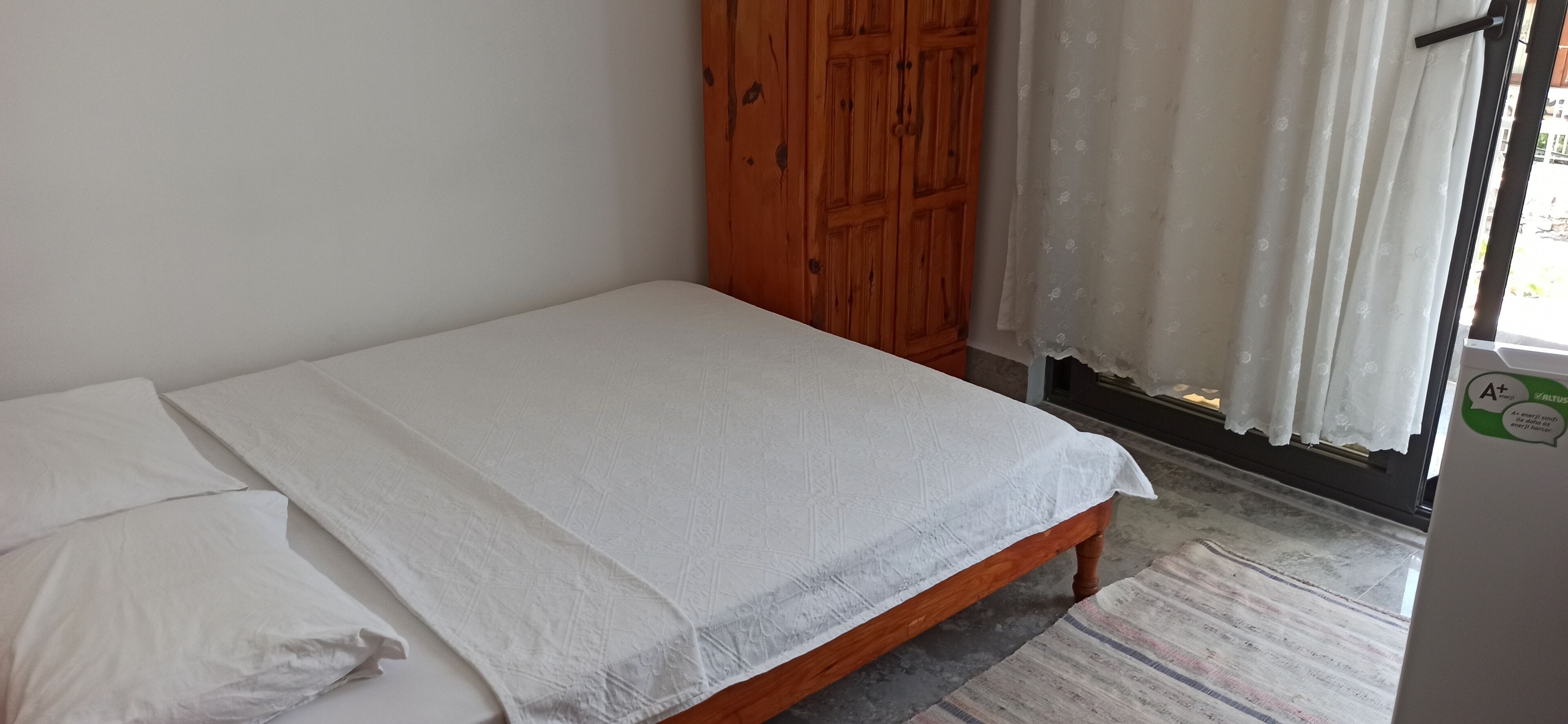 standard double or twin room | desk, free wifi, bed sheets