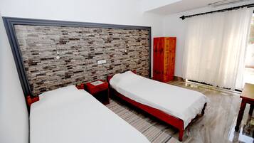 Habitación estándar con 1 cama matrimonial o 2 individuales | Escritorio, wifi gratis y ropa de cama