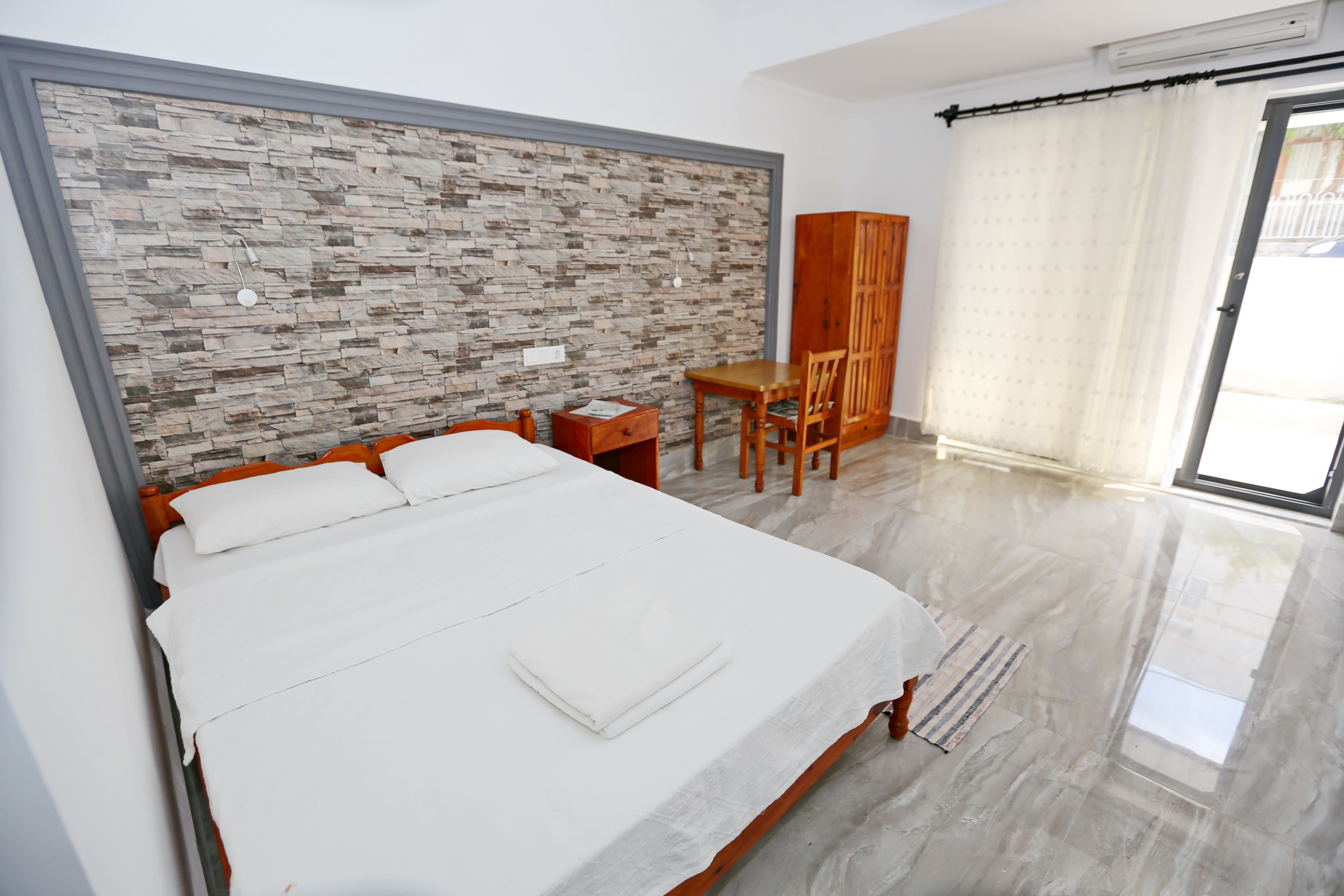 Desk, free WiFi, bed sheets