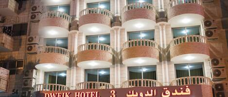 Fassade der Unterkunft – Abend/Nacht