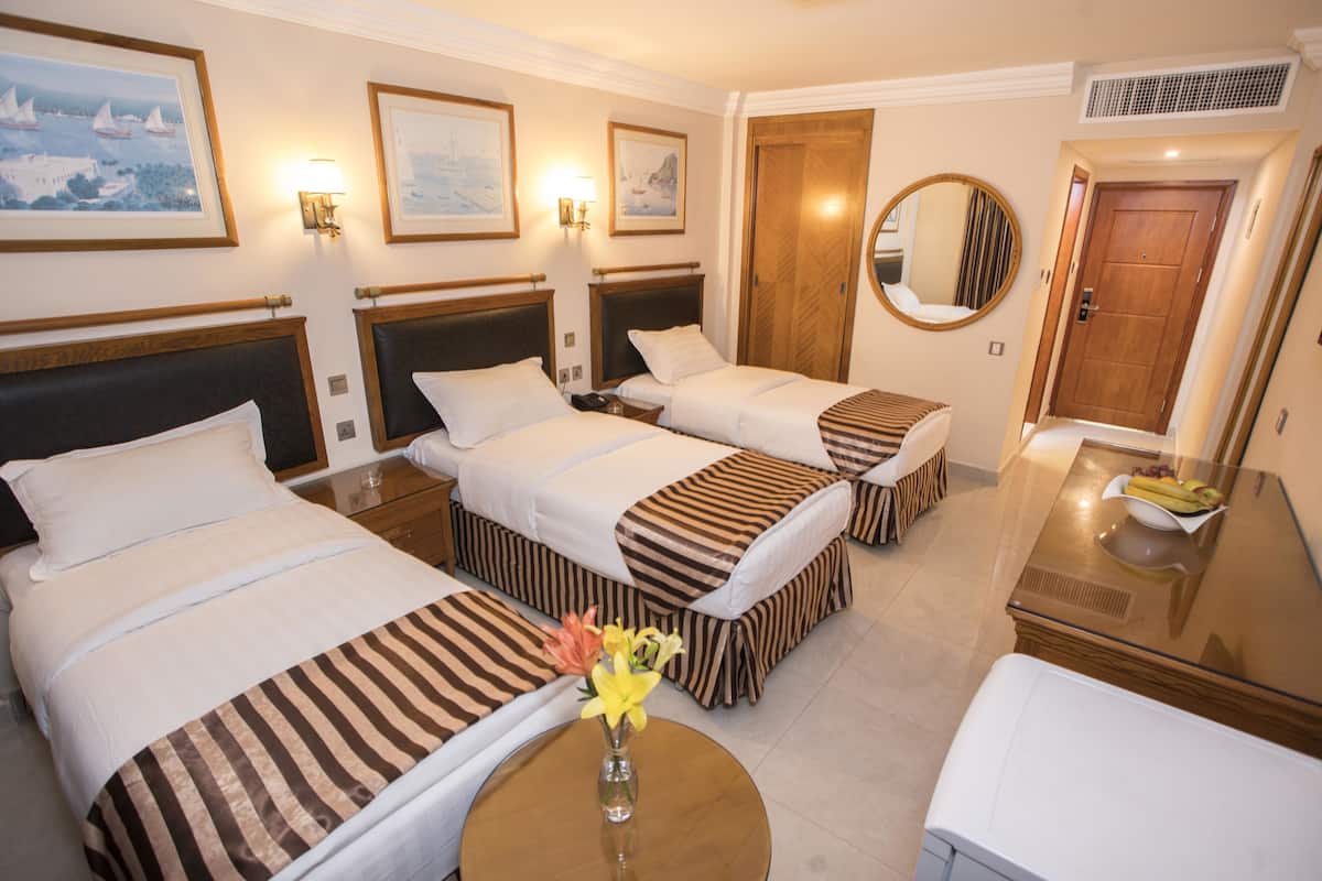 Triple Room | Peti besi dalam bilik, meja, langsir/tirai gelap terus, kalis bunyi