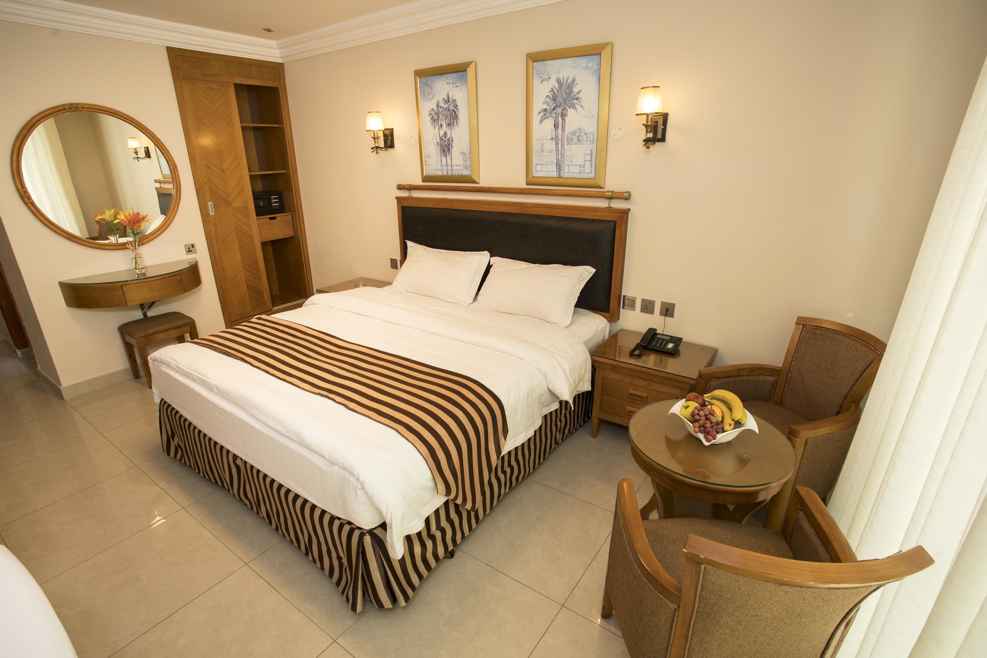 Safe på rommet, skrivebord, blendingsgardiner og lydisolert