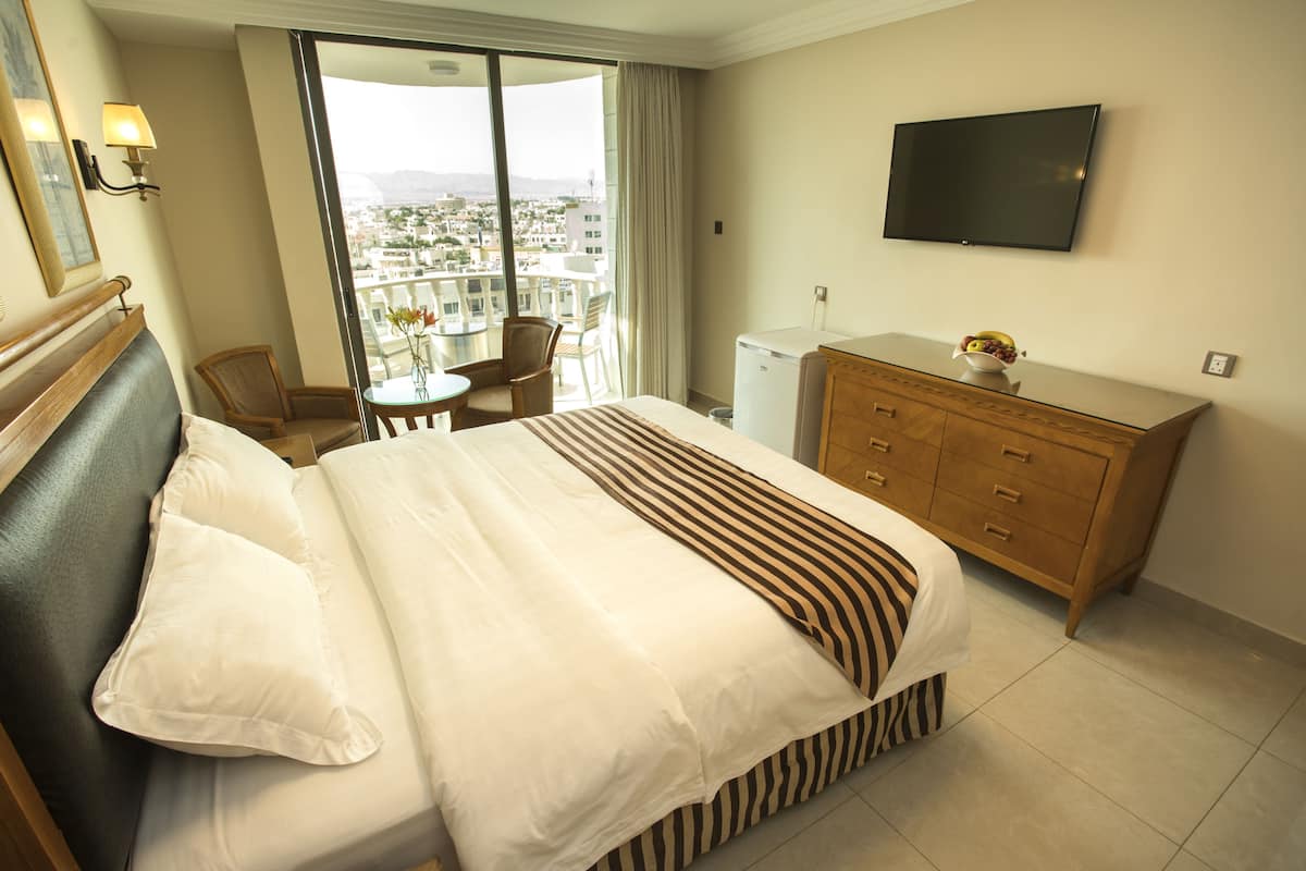 Single Room, Balcony | Peti besi dalam bilik, meja, langsir/tirai gelap terus, kalis bunyi