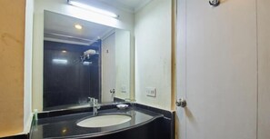 Deluxe Room | Bathroom | Shower, free toiletries, hair dryer, towels - Dr. Rajkumar International Hotel (Bengaluru)
