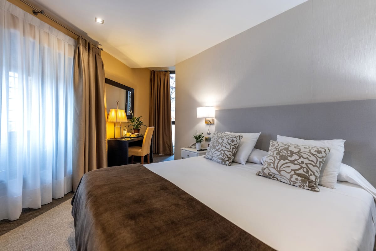 Habitación con 1 cama doble o 2 individuales | Minibar, caja fuerte, escritorio y cortinas opacas