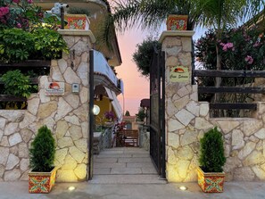 A stone entrance gate with a sign for "Casa Scirocco" and a website address. - Tropea Casa Scirocco (Tropea)