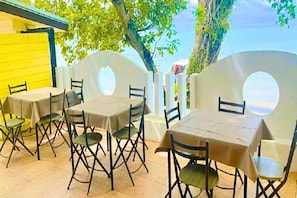 Outdoor dining - Anyavee Nam Mao Beach Resort (Krabi)
