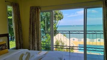 Blackout curtains, free WiFi