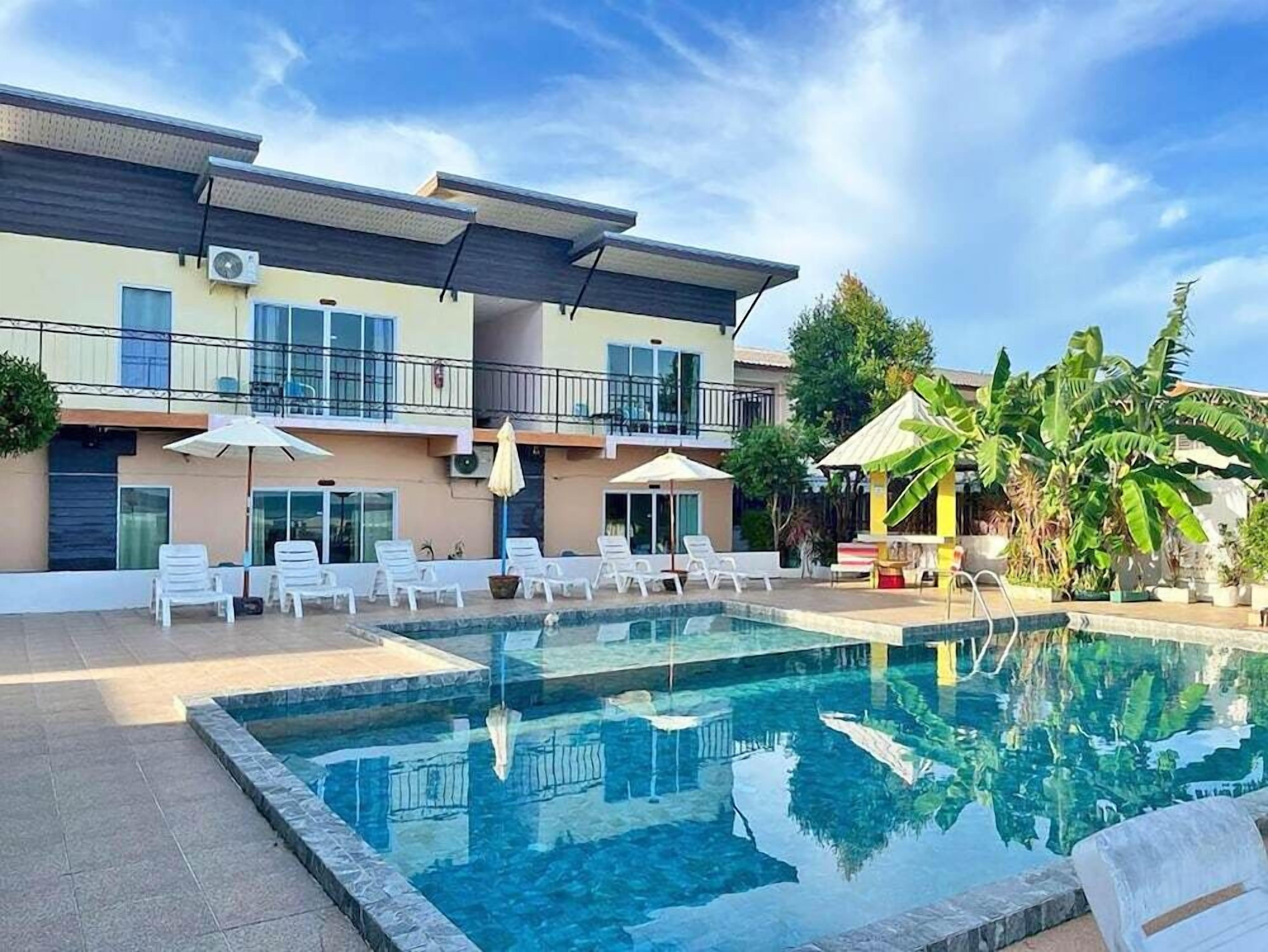 Außenpool, Sonnenschirme, Liegestühle