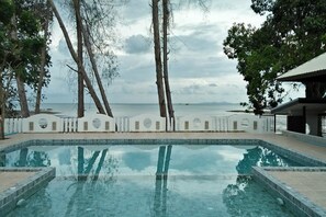 Outdoor pool, pool umbrellas, pool loungers - Anyavee Nam Mao Beach Resort (Krabi)