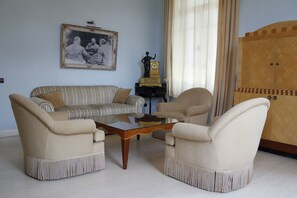 Lobby sitting area - Anadolu Kulubu (Adalar)