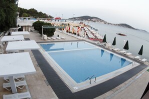 季节性开放的室外游泳池