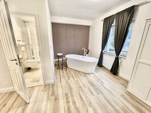 Doppia Deluxe, 1 letto king, vasca da bagno, ad angolo | Una scrivania, postazione laptop, Wi-Fi gratuito, lenzuola