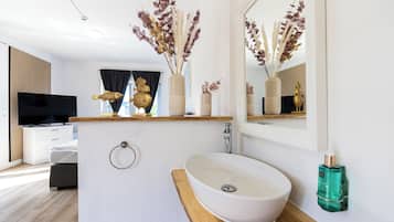 Deluxe Double Room, 1 King Bed, Bathtub, Corner | Desk, laptop workspace, free WiFi, bed sheets