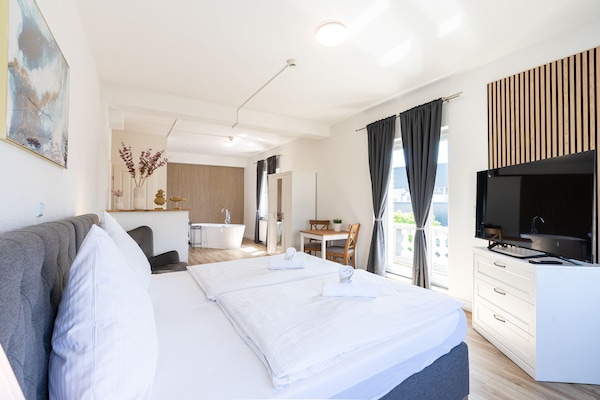 Doppia Deluxe, 1 letto king, vasca da bagno, ad angolo | Una scrivania, postazione laptop, Wi-Fi gratuito, lenzuola