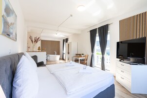 Escritorio, espacio para trabajar con laptop y wifi gratis 