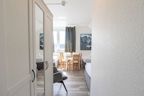 Habitación familiar, varias camas | Escritorio, espacio para trabajar con un portátil, wifi gratis